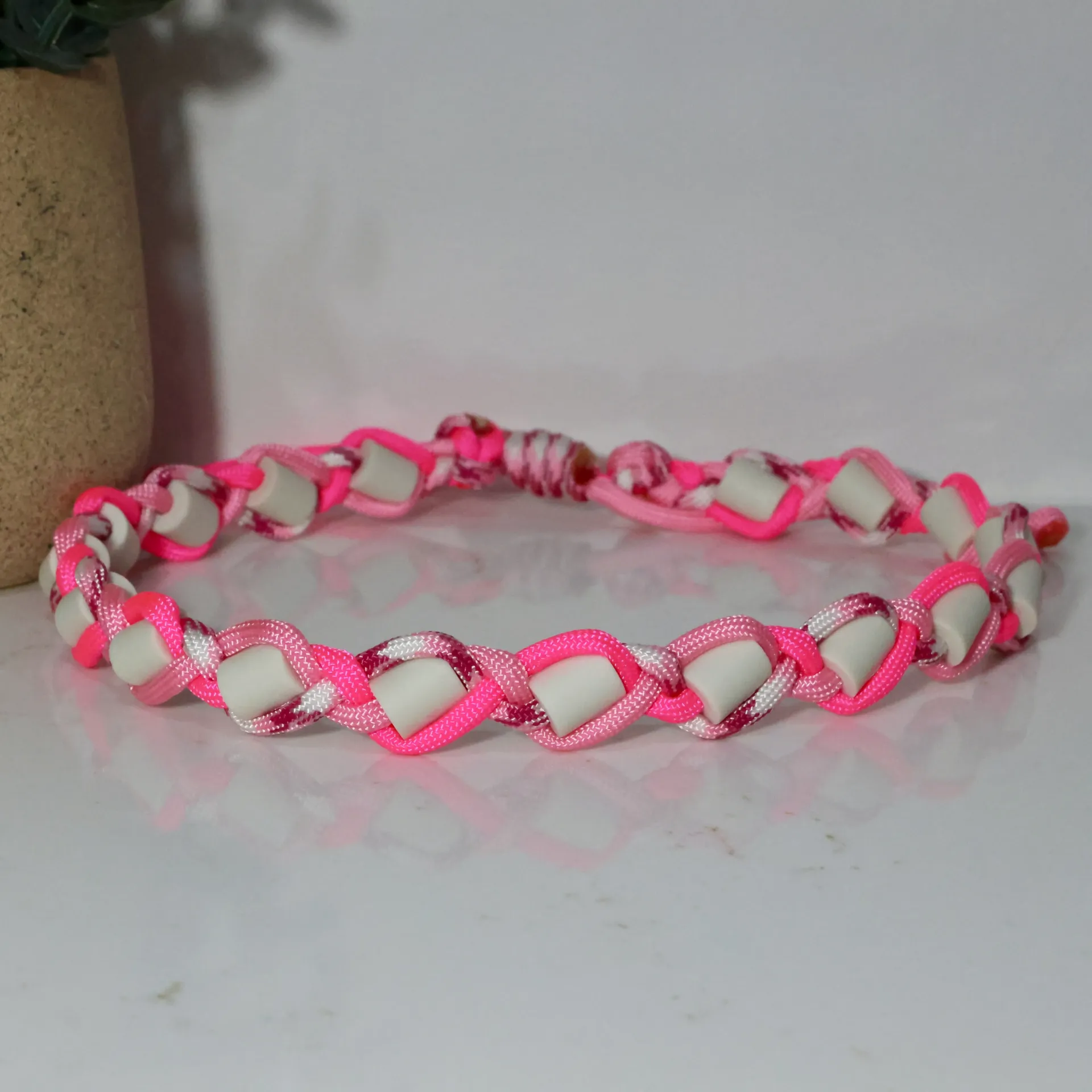 Collier EM Raiponce (Rose, rose néon et soutien au cancer du sein) (xx-small (7 à 11 pouces))