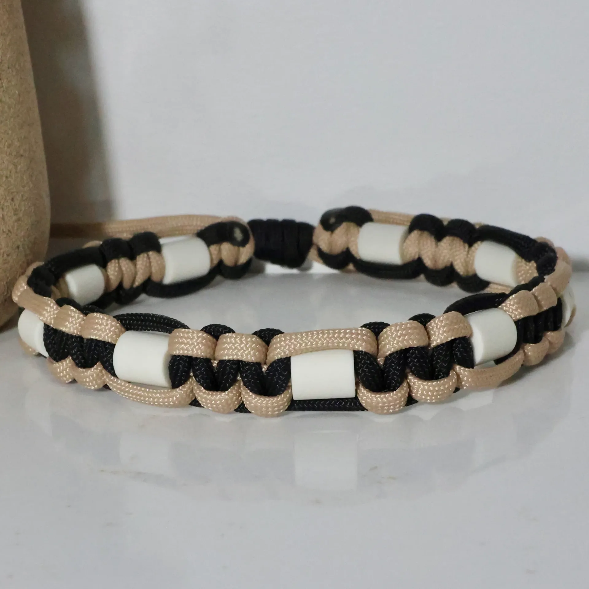 Collier EM Cobra (sable et noir)