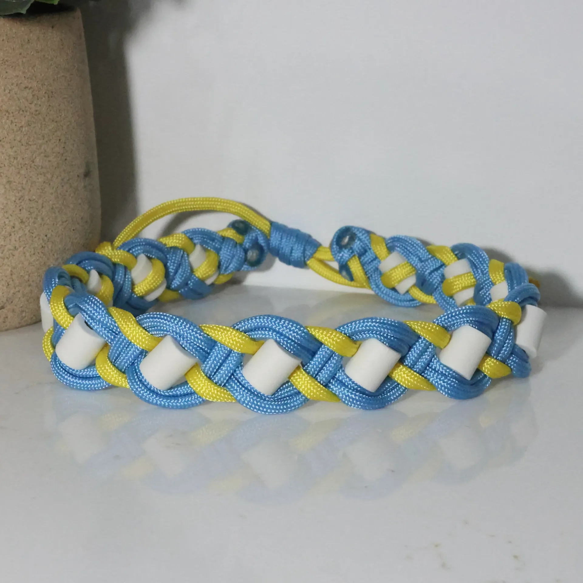 Collier EM Zigzag (Bleu bébé et jaune)