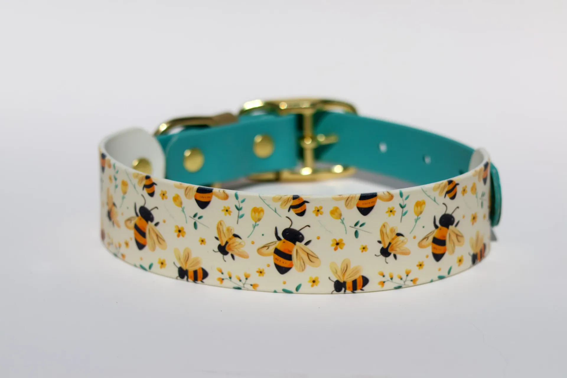 Collier à motif - Abeilles (10 pouces, BioThane® motif 1 po et BioThane® attache 3/4 po, Carte blanche, Brass)